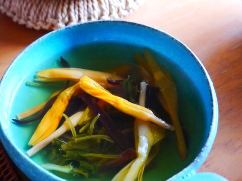 【簡単】梅昆布茶で金針菜とめかぶにきくらげのスープ